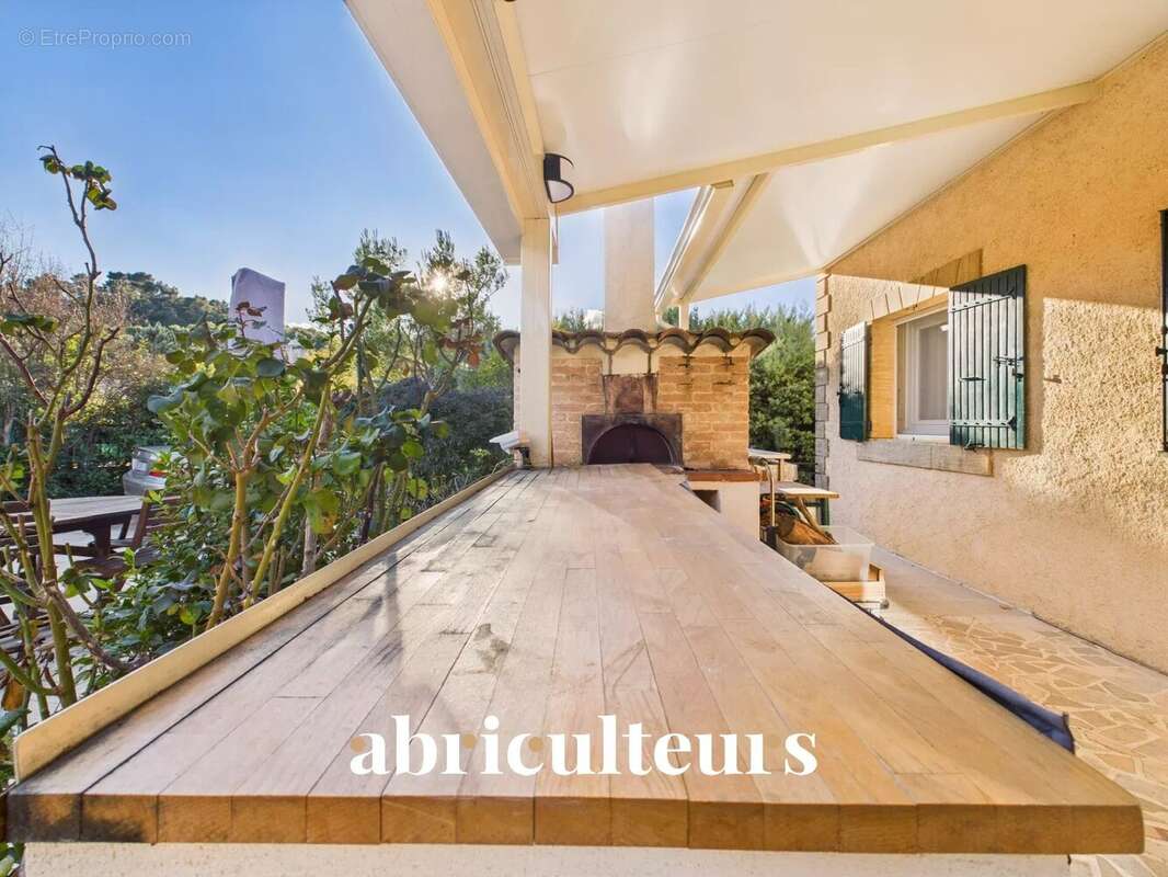 Maison à LA ROQUE-D&#039;ANTHERON