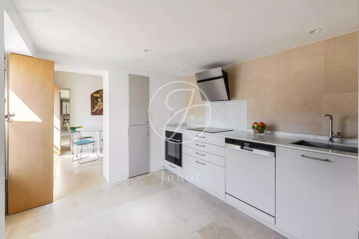 Appartement à PARIS-3E