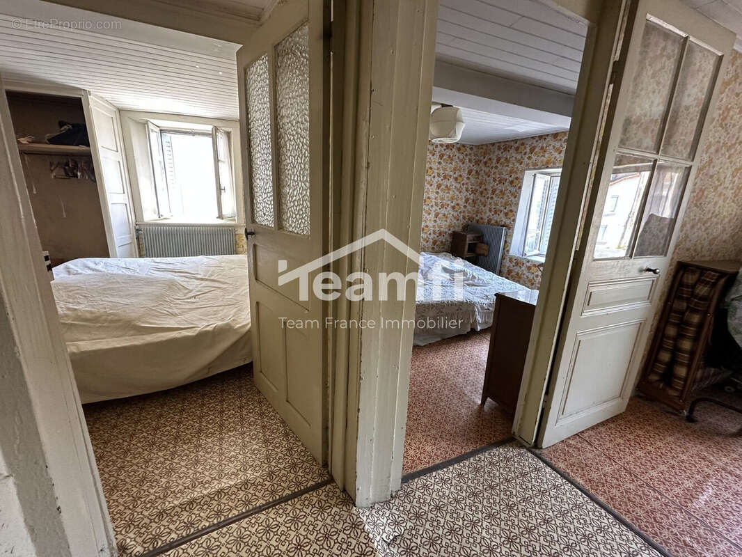 Maison à LA MONNERIE-LE-MONTEL