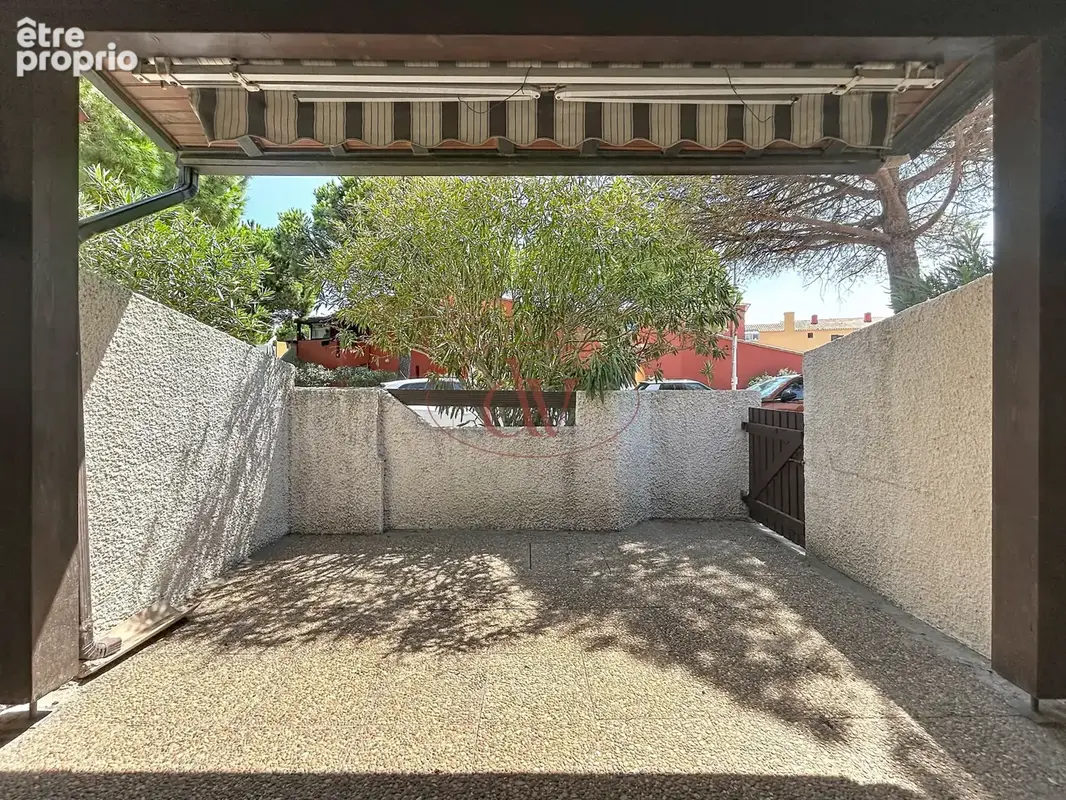 Maison de type F3 bis en copropriété, à seulement 5 minutes à pied de la mer. - photo 2