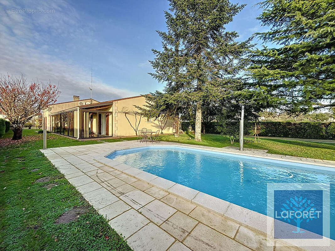 Maison à BUSSAC-FORET