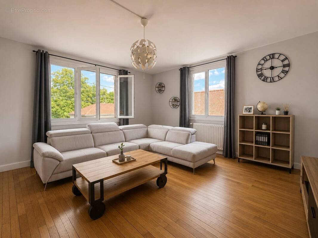 Appartement à SAINT-ETIENNE-DU-VAUVRAY