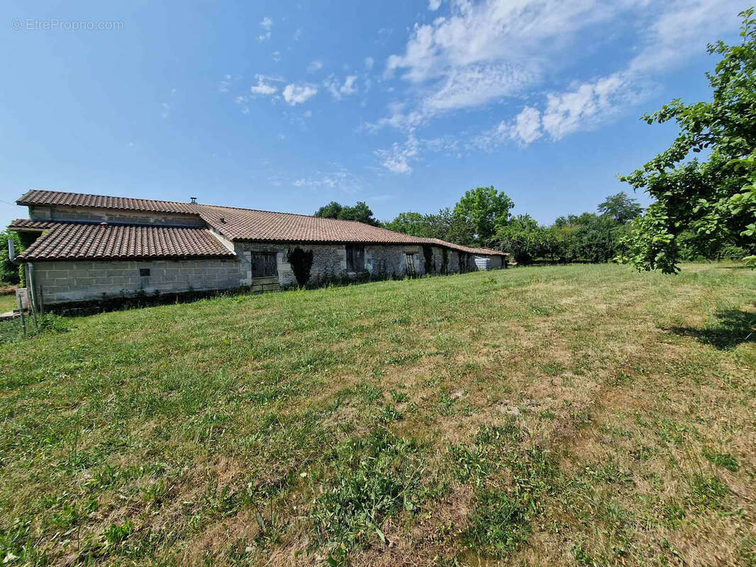 Ancienne ferme avec dépendances sur terrain de 1.2 hectare - photo 2
