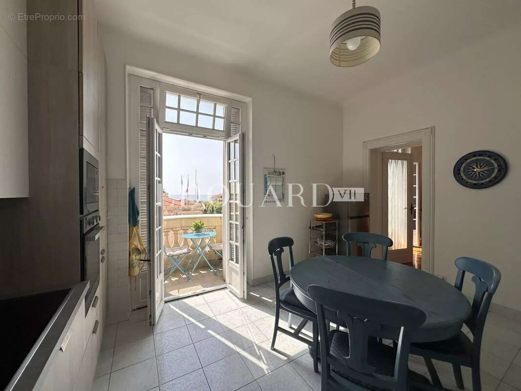Vaste trois pièces à vendre avec belle vue sur la ville jusqu’à la mer, en plein centre de Menton - photo 3
