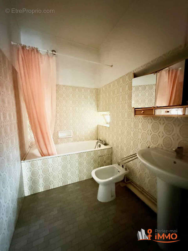 Appartement 80 m² à Saint-Etienne  - photo 8