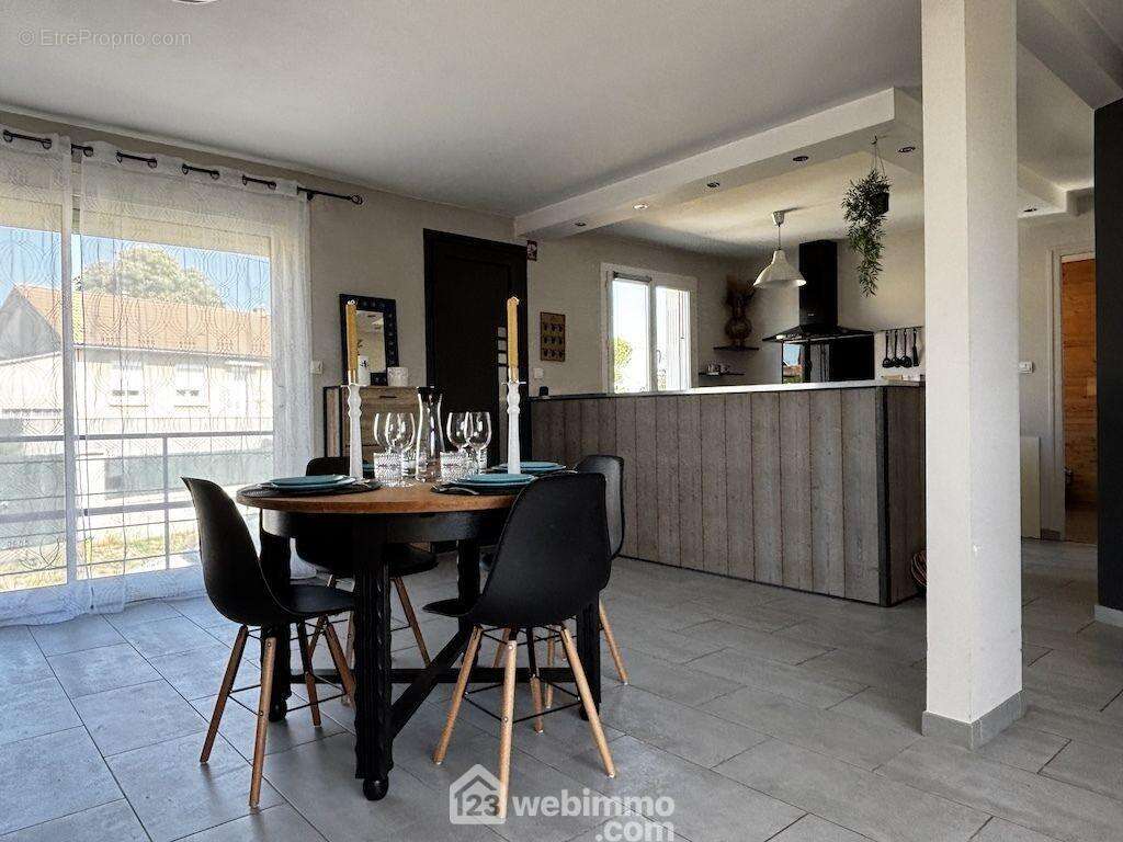 Ouvert sur un balcon, - Maison à CHASSENEUIL-DU-POITOU