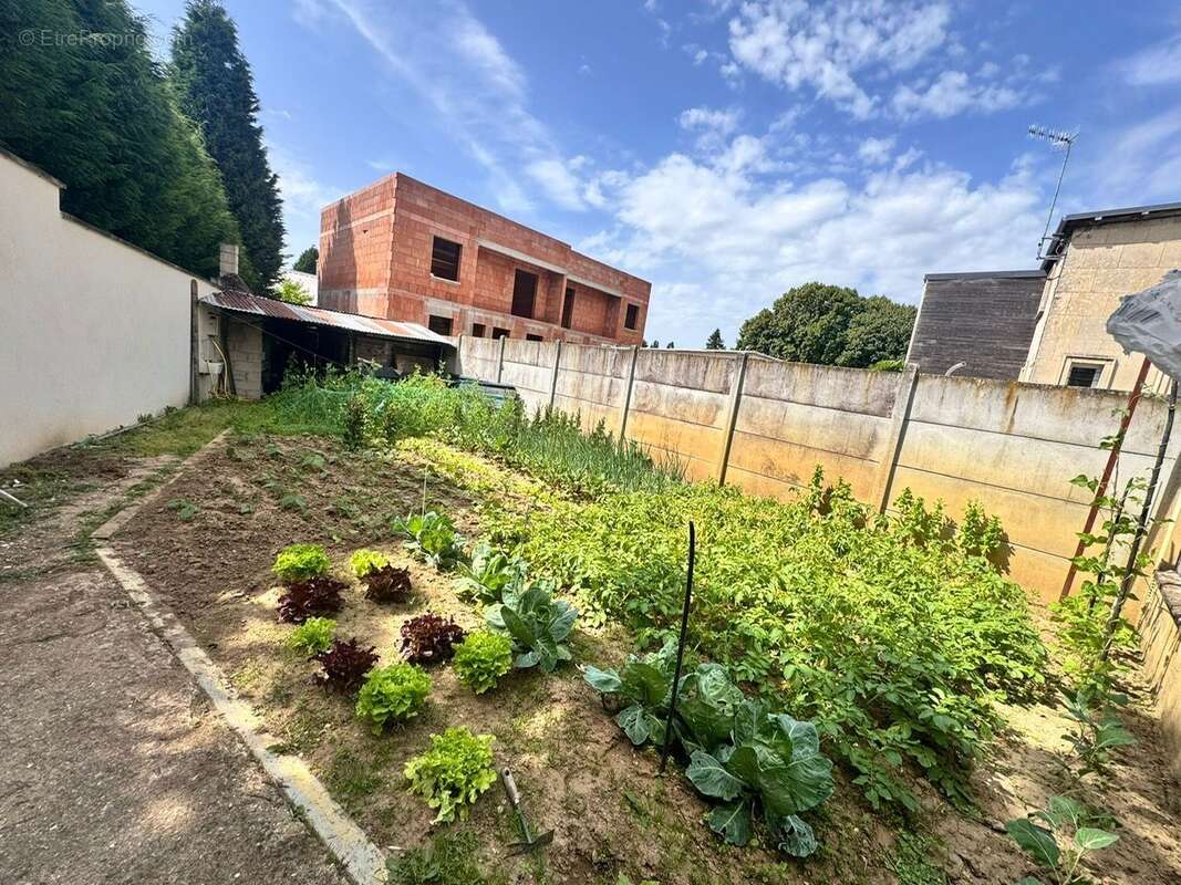 Maison 275 m² à Villeneuve-Saint-Germain  - photo 8