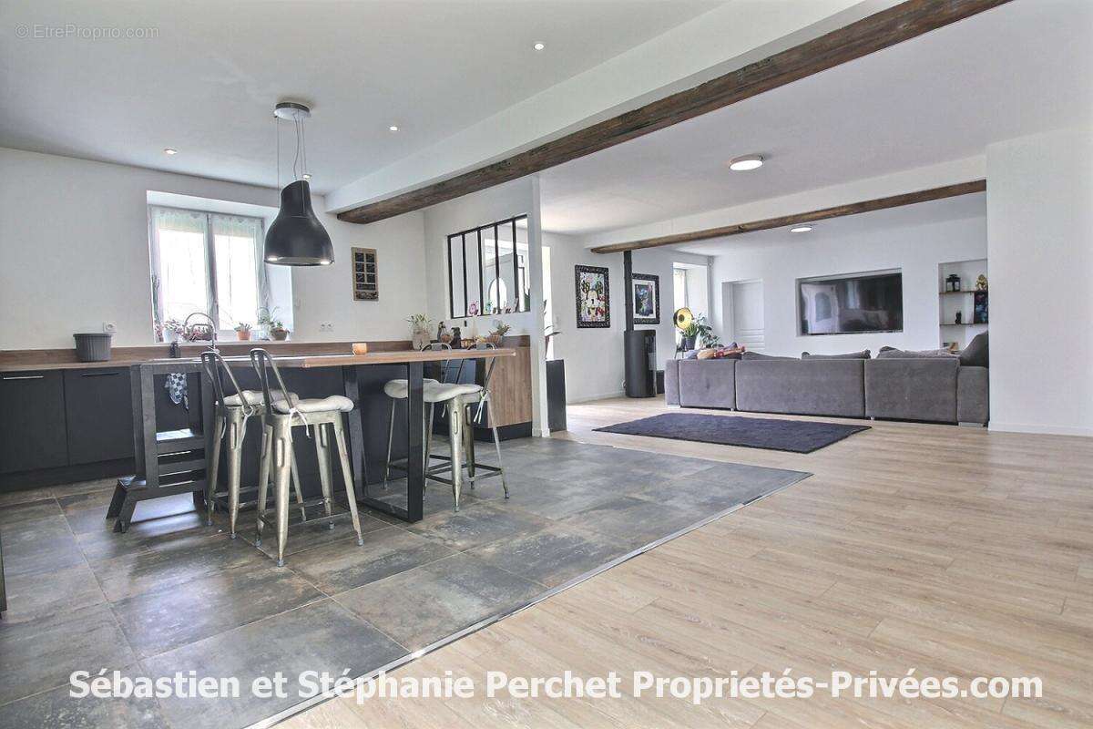 En exclusivité - Corps de ferme  362 m² - 8 chambres -terrain 1,2 ha - granges 500 m² - photo 3