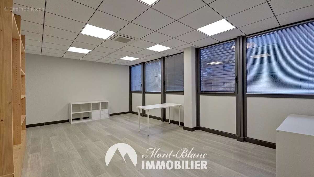 Espace commercial moderne à Sallanches - photo 11