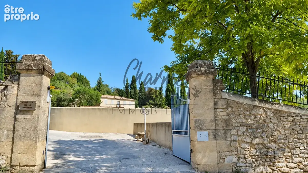 UZES Appartement dans résidence sécurisée avec piscine - photo 11