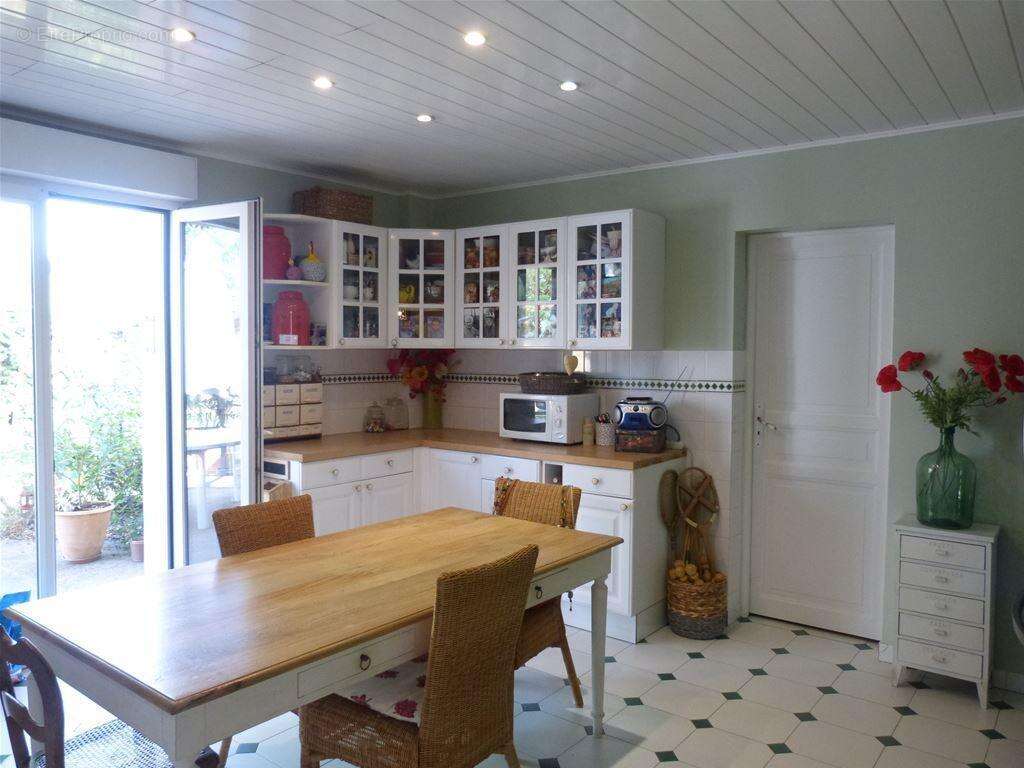 Cuisine de 20m2 tout équipée, avec accès au cellier - Maison à COLOMIERS