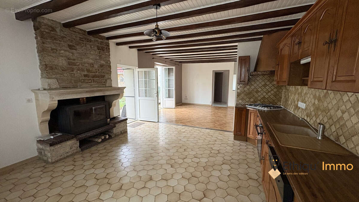 Maison à LIGNOL-LE-CHATEAU