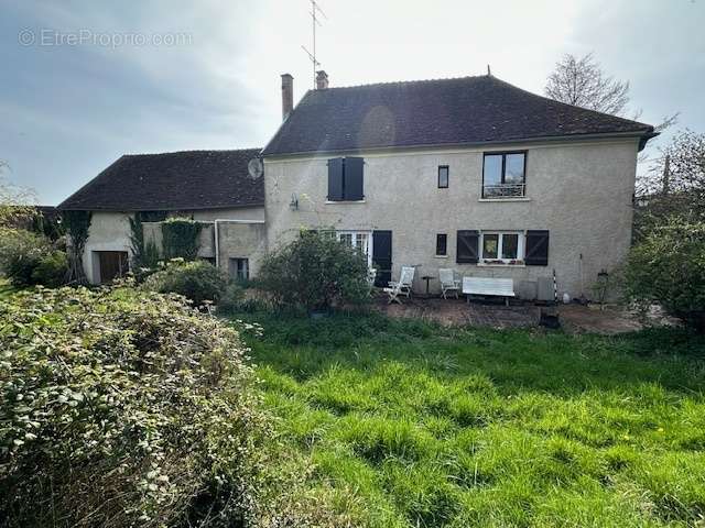Propriété 200 m² sur 8647 m² - photo 2