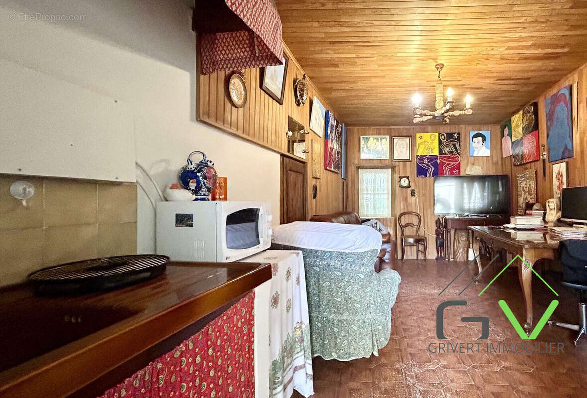 Maison à SAINT-CHAPTES