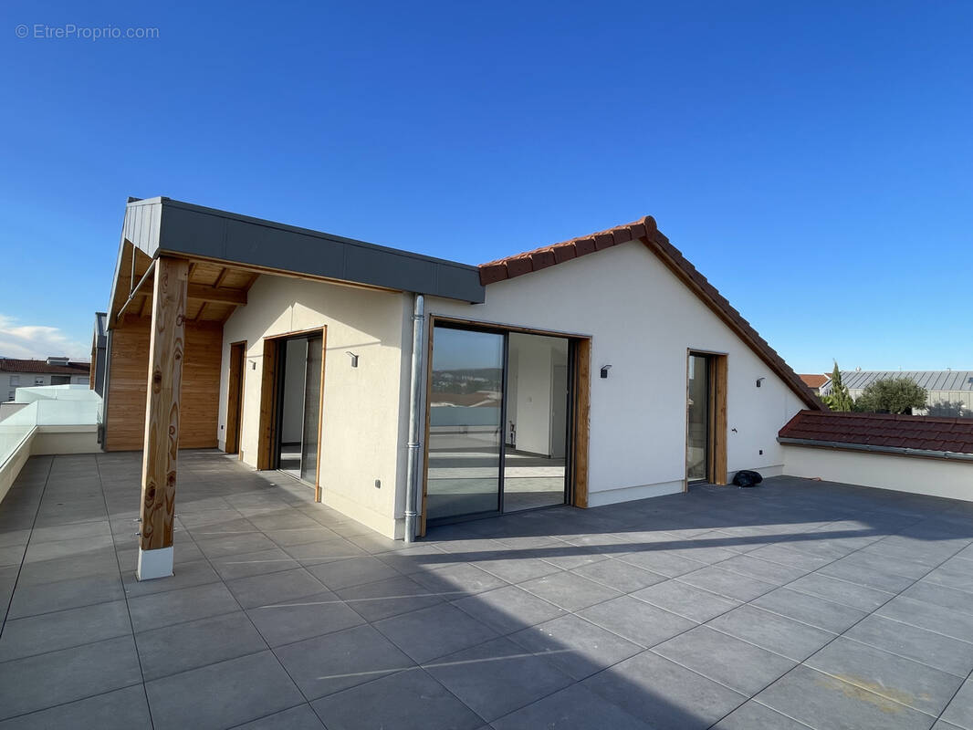 Appartement à LA TOUR-DE-SALVAGNY