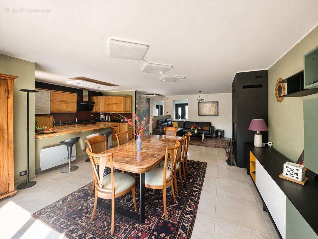 Maison à SAINT-GENIS-POUILLY