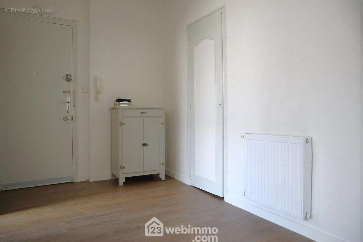 L'entrée, avec placard, distribue : - Appartement à POITIERS