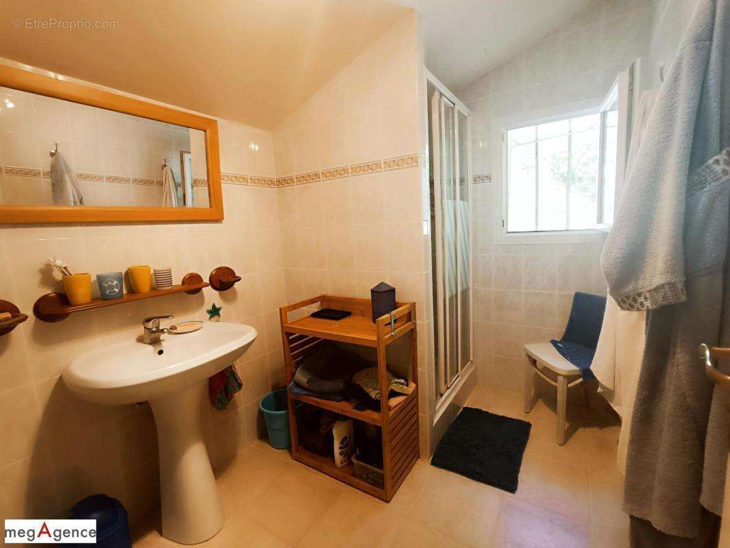 Maison au cachet fou a flanc de roche a tabanac - photo 13