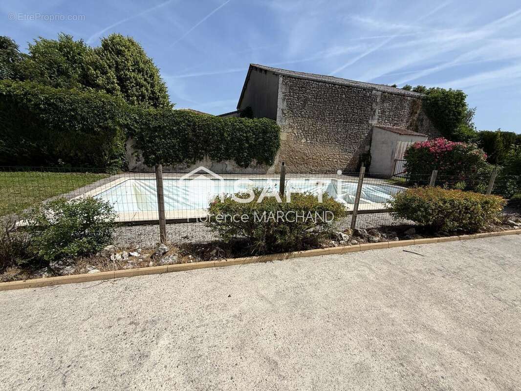 Commerce 215 m² à Saint-Genis-De-Saintonge  - photo 5