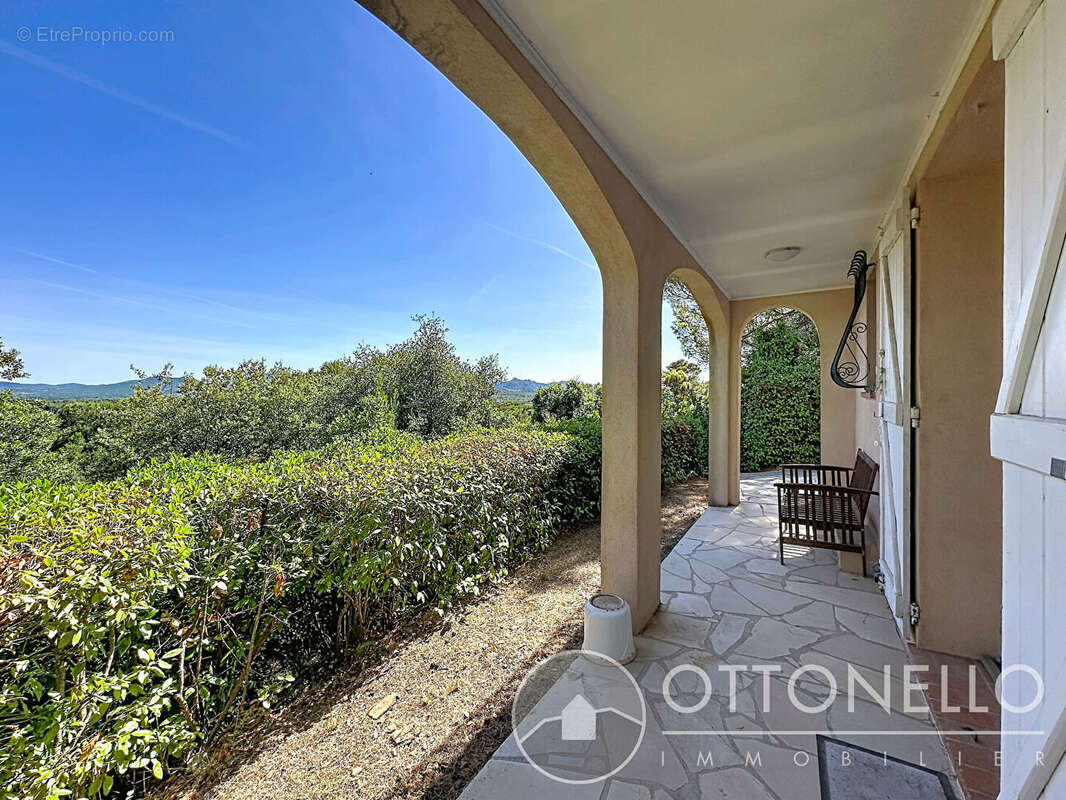 Maison à ROQUEBRUNE-SUR-ARGENS