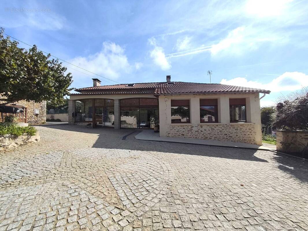 Maison à CHASSENEUIL-SUR-BONNIEURE