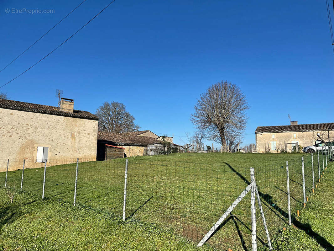 Propriété avec 2 maisons rénovées, une maison à rénover et grandes dépendances - photo 2