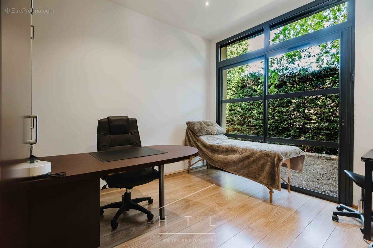 Maison contemporaine de 420 m2 avec piscine à Écully - photo 12
