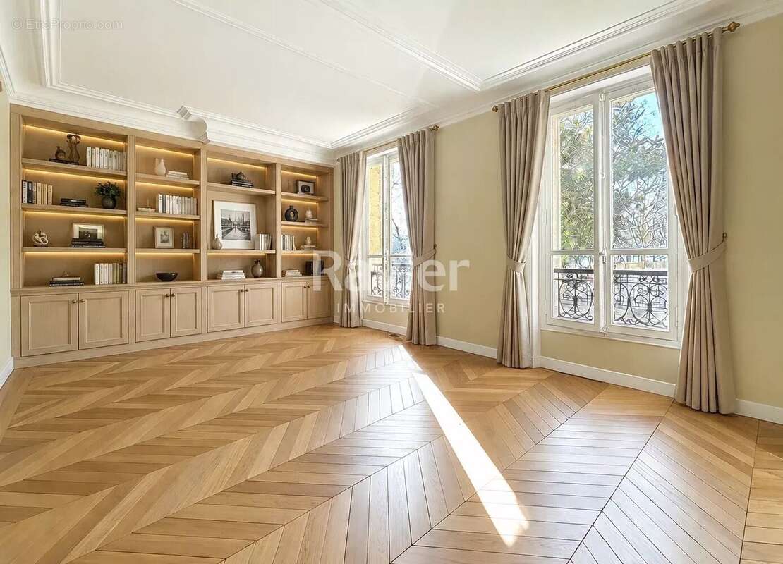 Appartement à PARIS-16E