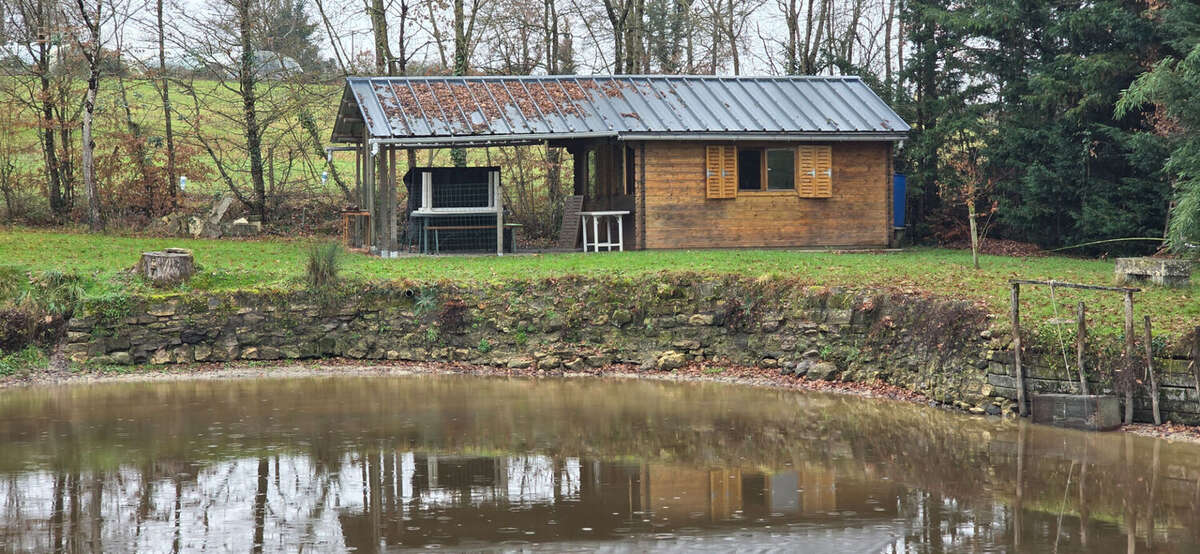 Terrain à TOURNON-SAINT-PIERRE