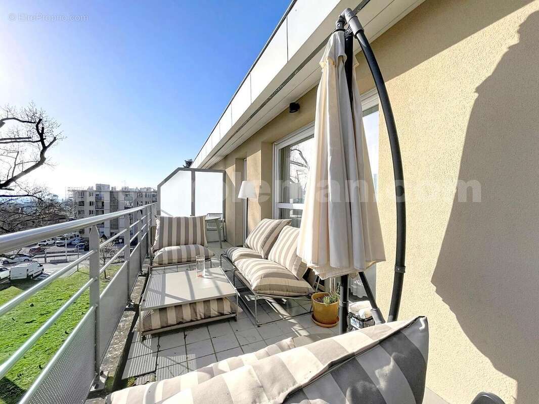 Appartement_T4_Vetraz-Monthoux_Genève_Ceva_tramway_Suisse_investissement_hyper_centre_Séjour_cuisine_balcon_ - Appartement à VETRAZ-MONTHOUX