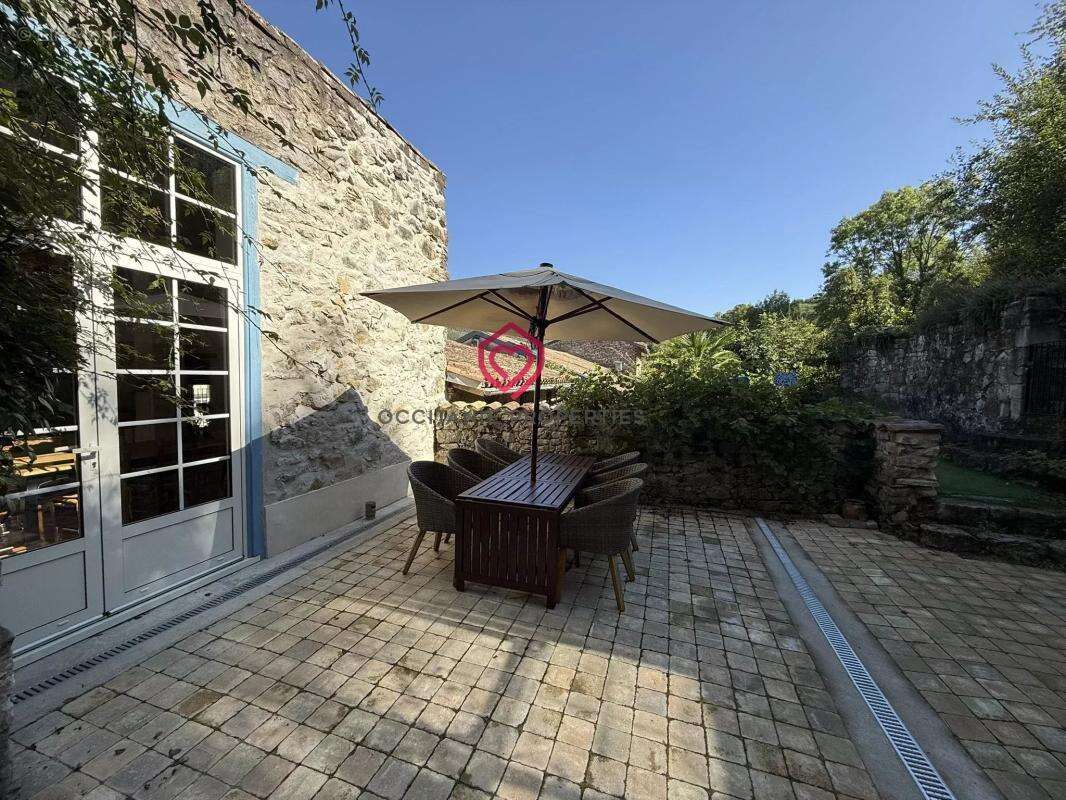 Maison de village rénovée avec garage et grange - photo 2