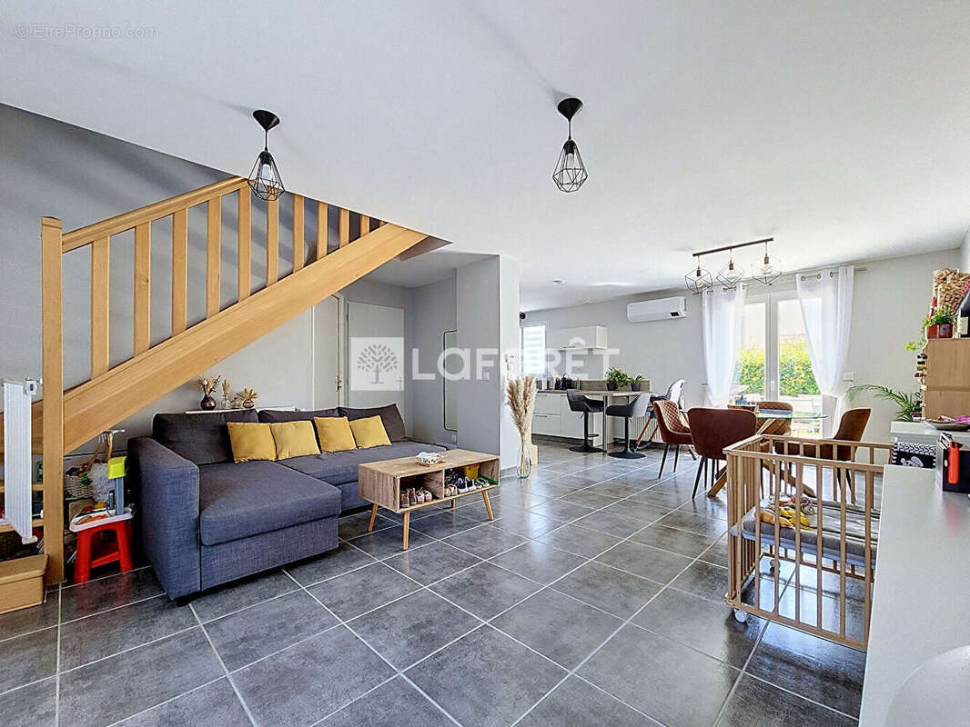 Civrieux, Maison moderne de 3 chambres avec jardin et garage - photo 2