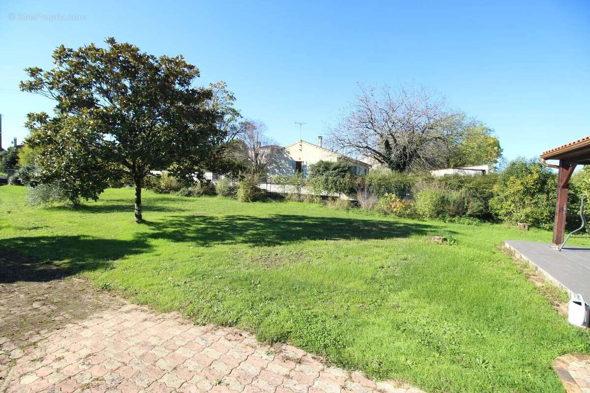 Maison individuelle de trois chambres avec studio d'une chambre, piscine et grand terrain - photo 2