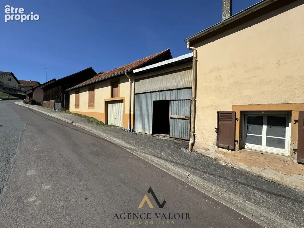 Maison à rénover avec grange, deux garages et une écurie - photo 2