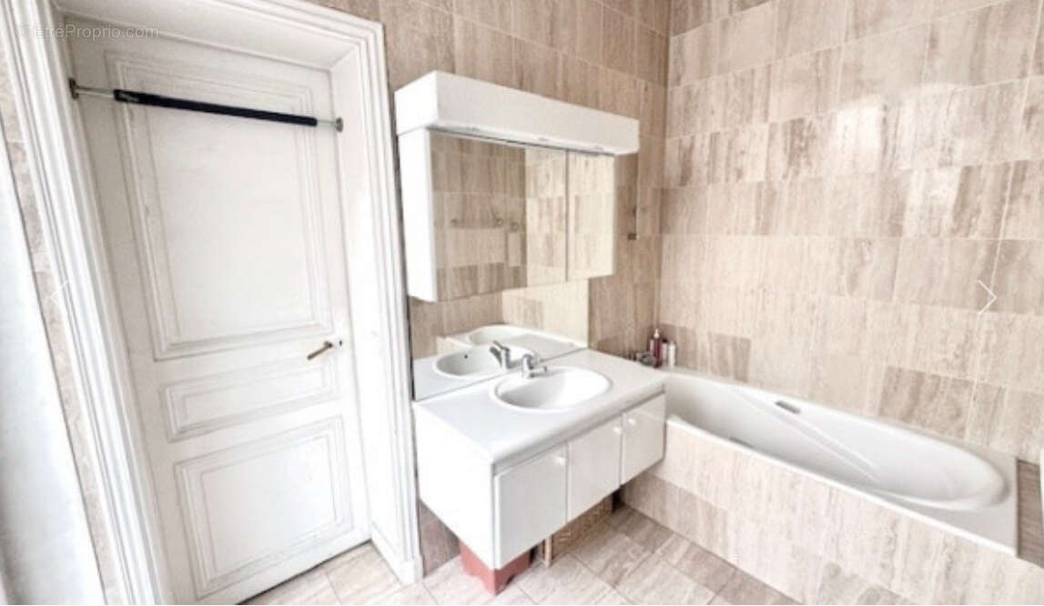 Appartement à PARIS-17E