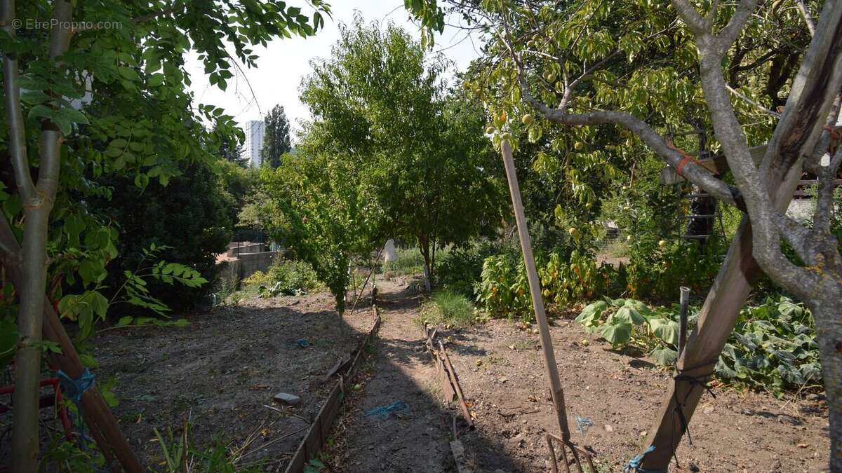 À VENDRE - Parcelle de terrain constructible à VICHY, quartier BEAUSÉJOUR - photo 3