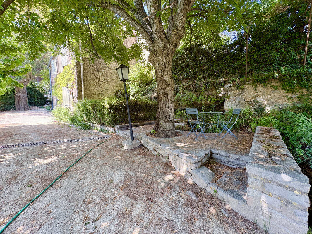 Propriété de caractère d'environ 185m2 sur près de 2 hectares avec piscine, tennis et maison indépendante - photo 19