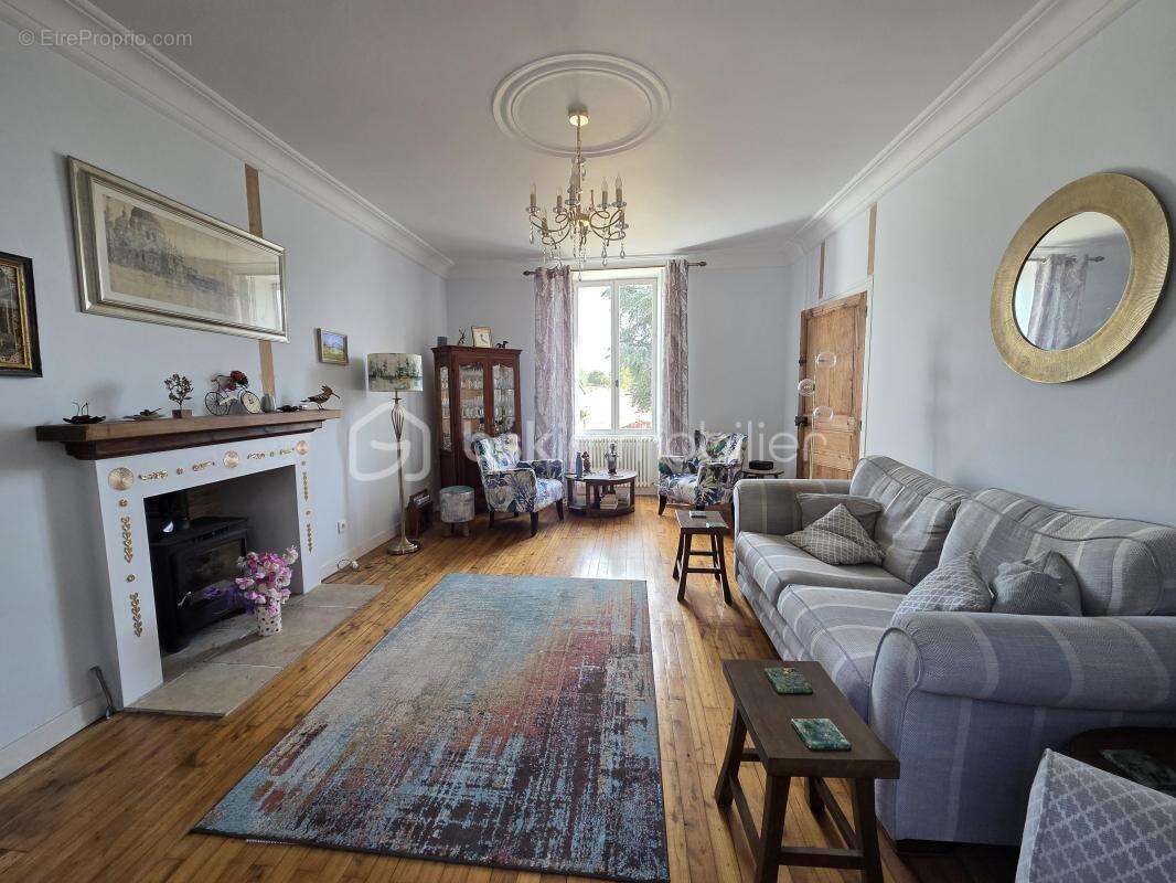Coup de cœur – charme, elegance et potentiel, belle maison rénovée avec studio, piscine chauffée et 1 940 m² de terrain - photo 6