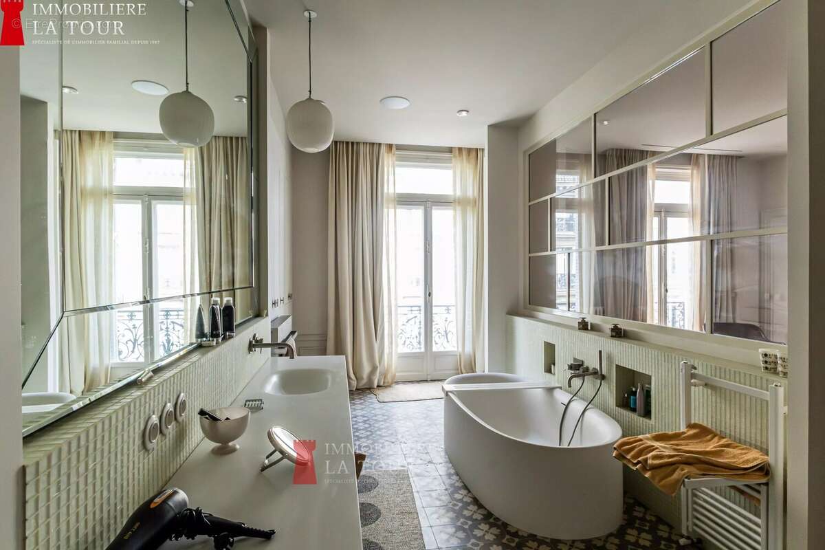 Appartement à PARIS-16E