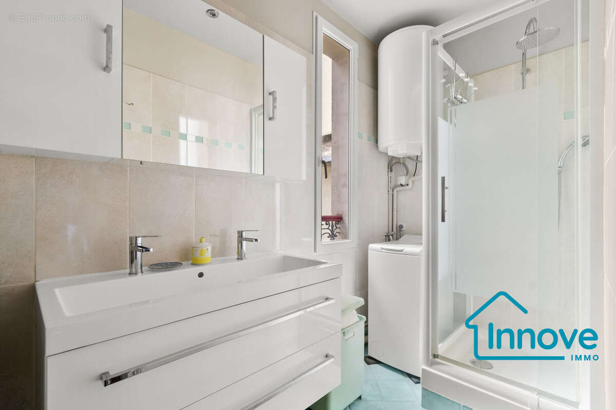 Salle de douche - Appartement à PARIS-17E