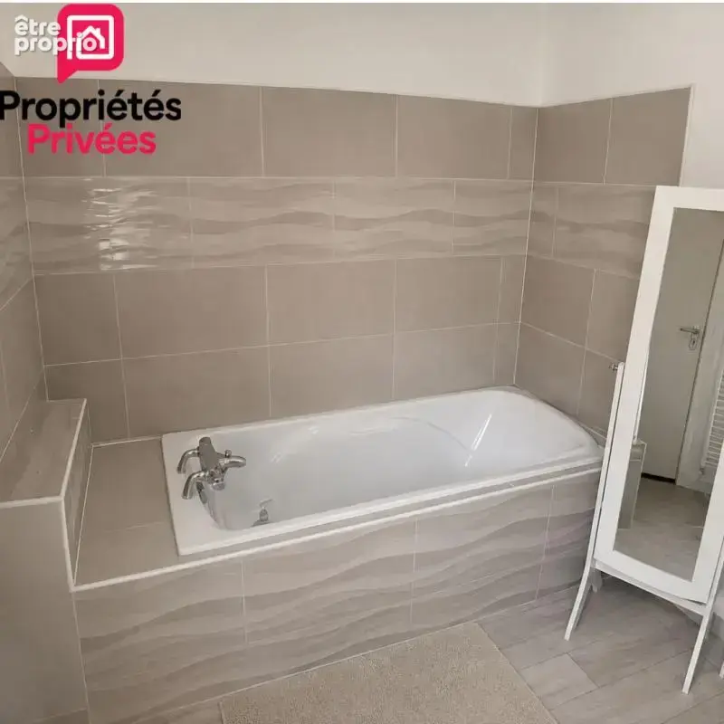 Maison de bourg rénovée de 130 m² avec jardin, véranda et deux garages ? Aucun travaux à prévoir ? Ambrières-les-Vallées 53300 e - photo 4