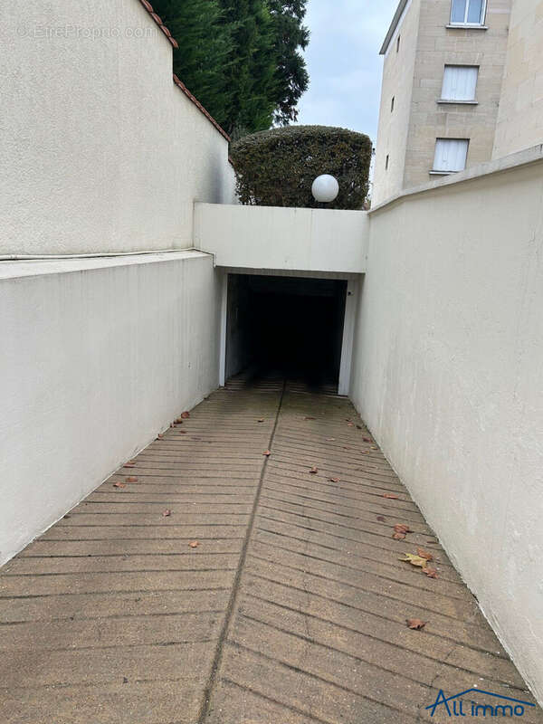 Parking à SAINT-MAUR-DES-FOSSES