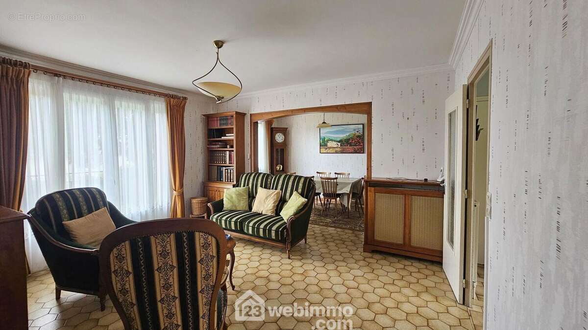 Voici la pièce principale de 30 m² très lumineuse. - Maison à MILLY-LA-FORET