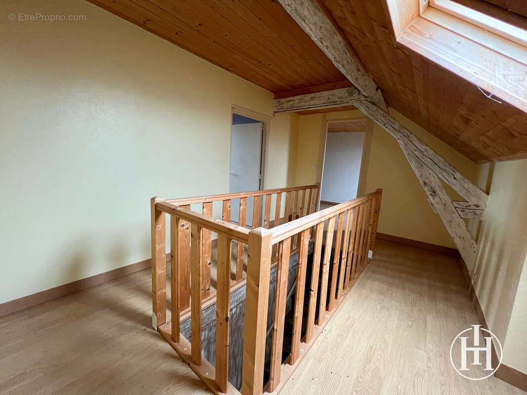Appartement à VALLON-EN-SULLY