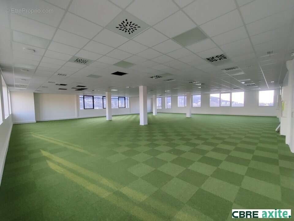 Commerce 763 m² à Echirolles  - photo 5