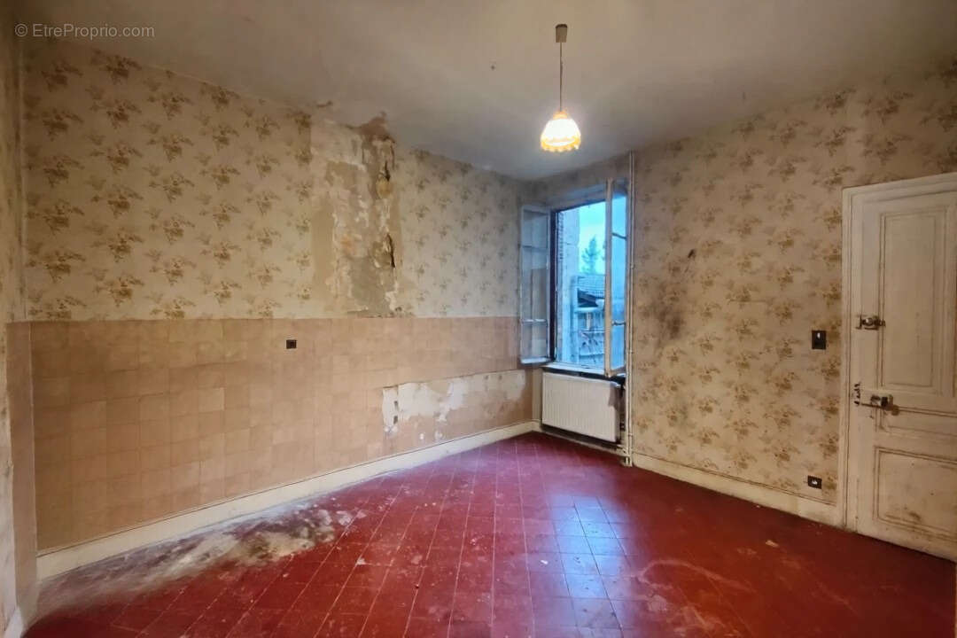 Maison à SAINT-CLAIR-DE-LA-TOUR