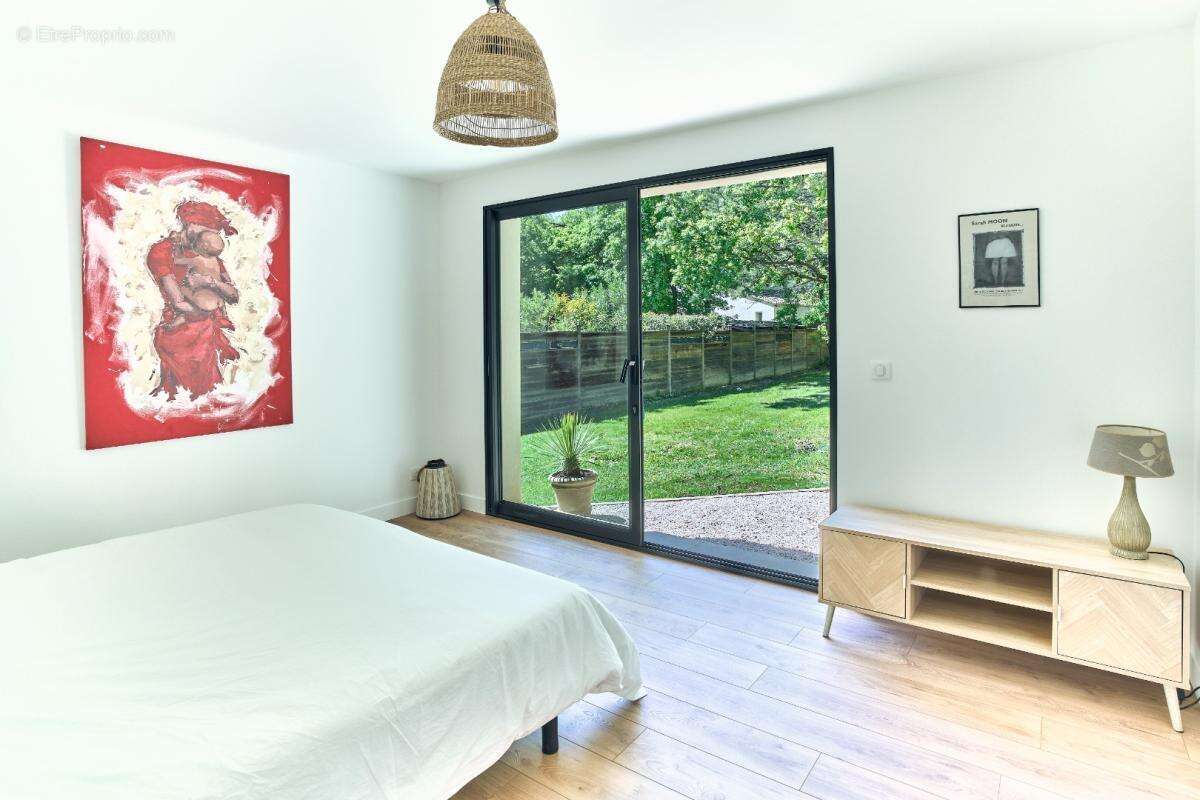 Maison à LE PUY-SAINTE-REPARADE