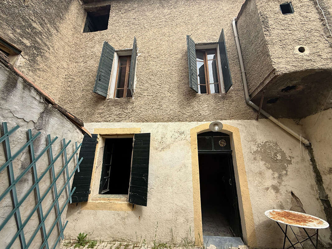 Maison à LA ROQUE-D&#039;ANTHERON