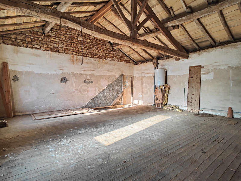 Maison en pierre à rénover avec terrain et grange - photo 15