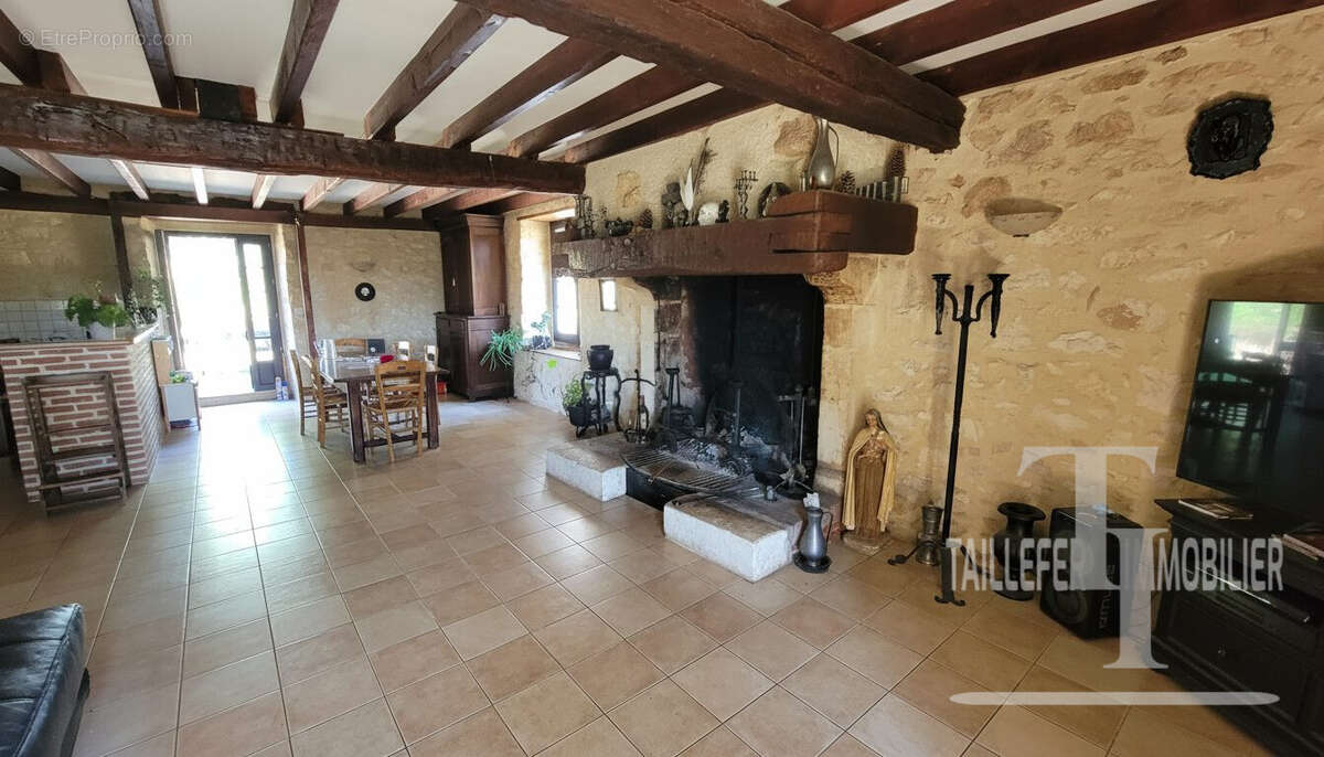Maison 137 m² à Lussas-Et-Nontronneau  - photo 8